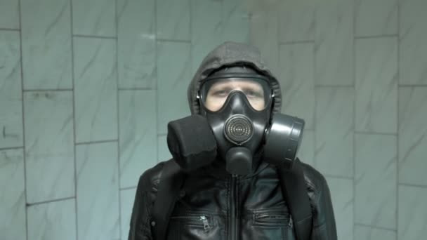 Άνθρωπος με μάσκα αερίου κοντά σε τοίχο - προστασία από χημικά όπλα, επιδημία ιού — Αρχείο Βίντεο