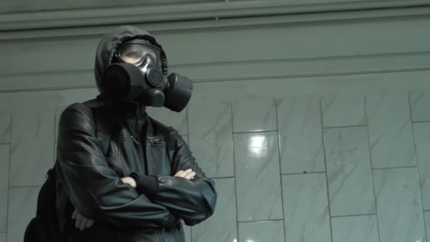 Man in gas mask near wall - protection from chemical weapons, virus epidemic — Stock Video