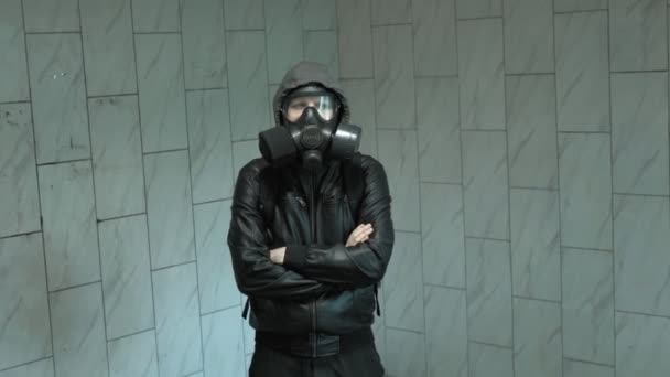 Muž v plynové masce u zdi - ochrana proti chemickým zbraním, virová epidemie — Stock video