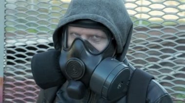 Dışarıda duran gaz maskeli adam salgında. Kimyasal silah, virüs koruması