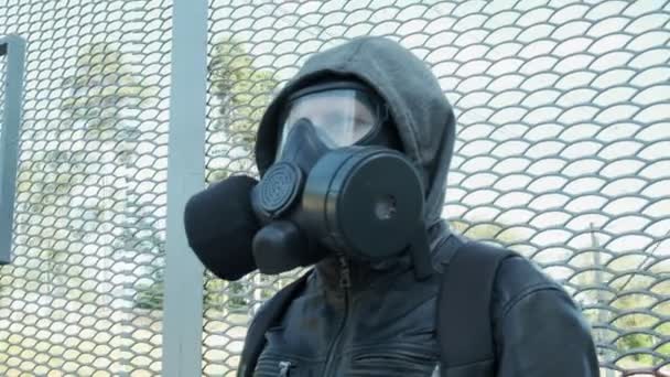 Uomo in maschera antigas all'epidemia in piedi all'aperto. arma chimica, protezione dai virus — Video Stock