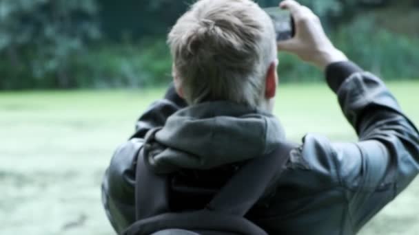 Homme prend des photos de canards avec smartphone. prendre des photos de vie sauvage d'oiseaux — Video