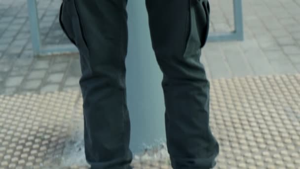 Uomo in maschera antigas in giacca con cappuccio e zaino in piedi sulla piattaforma ferroviaria — Video Stock