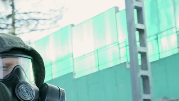 Muž v plynové masce při epidemii stojící venku. chemická zbraň, ochrana proti virům — Stock video