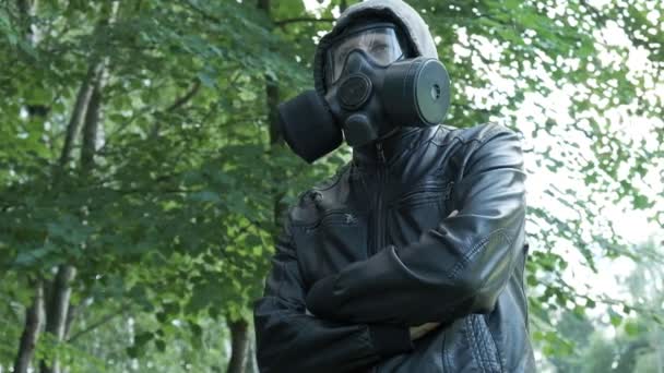 Homme en masque à gaz dans le capot à la forêt. protection des armes chimiques, épidémie de virus — Video