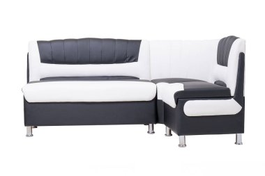 modern siyah beyaz deri ofis koltuğu. Metal krom bacakları izole.