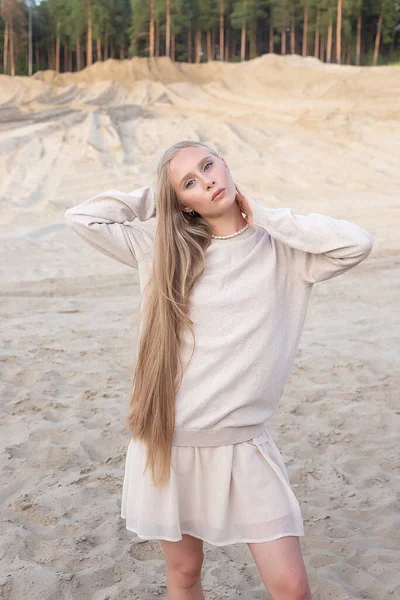 Attrayant caucasien fille avec les cheveux longs et nu maquillage posant à l'extérieur sur le sable — Photo