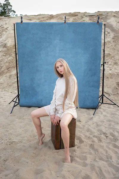 Retrato ao ar livre na areia na frente de fundo azul, bonita fêmea posando — Fotografia de Stock