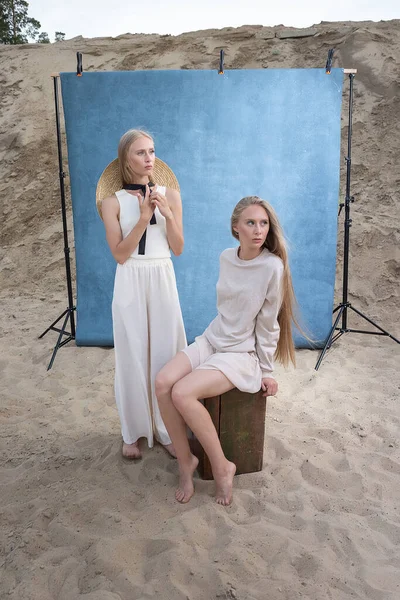 Portrait de beauté en plein air sur sable devant fond bleu, jeunes jolis jumeaux — Photo