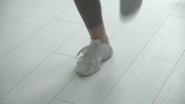 줄넘기를 사용하는 동안 공중에서 점프하는 여성 발의 근접 — 비디오