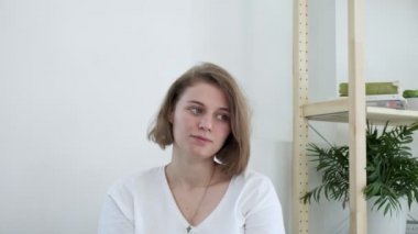 Hayal kırıklığına uğramış beyaz kadın şok edici bir durumda, aklın başından gitmiş.