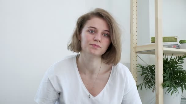 Wütende enttäuschte Kaukasierin in schockierender Situation, Geste des Geistes geblasen — Stockvideo