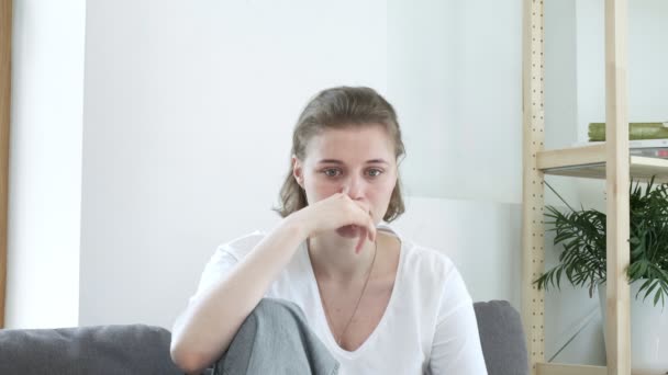 Flicka får chockerande nyheter, blir upprörd, kan inte tro, känner stress, hopplöshet — Stockvideo