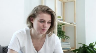 Stresli kız stres, umutsuzluk, çaresizlik, keder, sefalet hisseder.