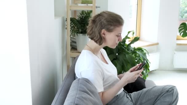 Fille utilisant le téléphone intelligent surfer sur les médias sociaux, vérifier les nouvelles, messages texte — Video