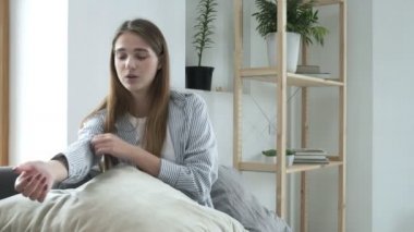 Mutlu kadın blogcu kanepeye oturur ve webcam ile konuşur. video konferans çağrısı