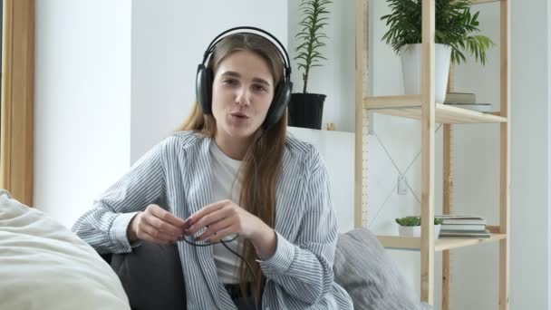 소파에 앉아 있는 행복 한 여성 블로거, 웹캠, 비디오 콘퍼런스 전화 — 비디오