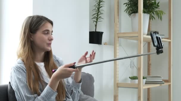 Kaukasische Frau protokolliert vlog, mit Video-Chat mit Familie per Smartphone — Stockvideo