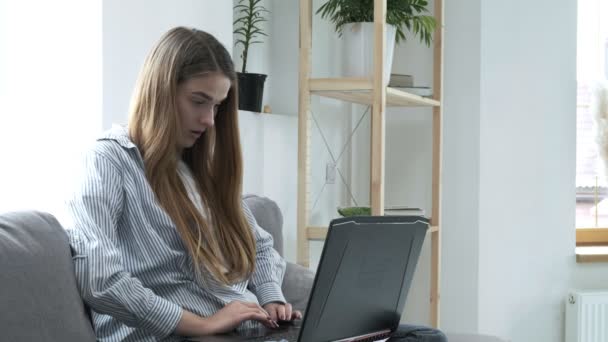 Freelancer menina bonita ter problemas inesperados com o computador, recebe más notícias — Vídeo de Stock