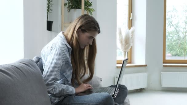 Freelancer menina bonita ter problemas inesperados com o computador, recebe más notícias — Vídeo de Stock