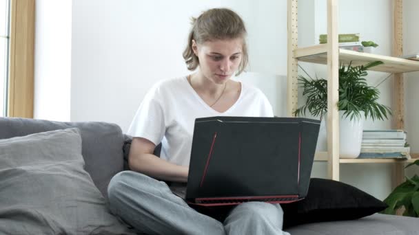 Young pretty girl freelancer having unexpected trouble with laptop computer — Stock Video