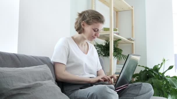 Hezká dívka na volné noze s neočekávanými problémy s počítačem, dostane špatné zprávy — Stock video