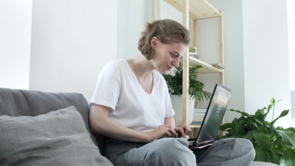 Симпатичная девушка фрилансер, имеющие неожиданные проблемы с компьютером, получает плохие новости — стоковое видео
