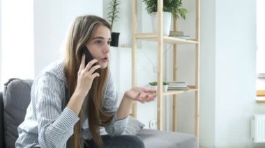 Güzel kız telefon eder, şok edici haberler alır, kafası karışır ve hayal kırıklığına uğrar.