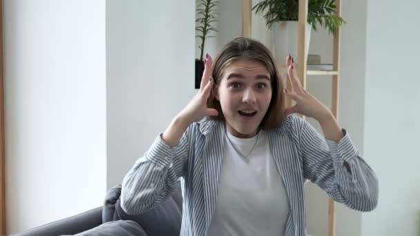 Reação mental da jovem mulher expressando espanto, emoção emocionante — Vídeo de Stock