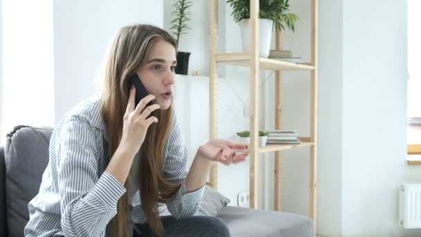 Hezká dívka dělá telefonát, dostane šokující zprávy, cítí zmatený a frustrovaný — Stock video