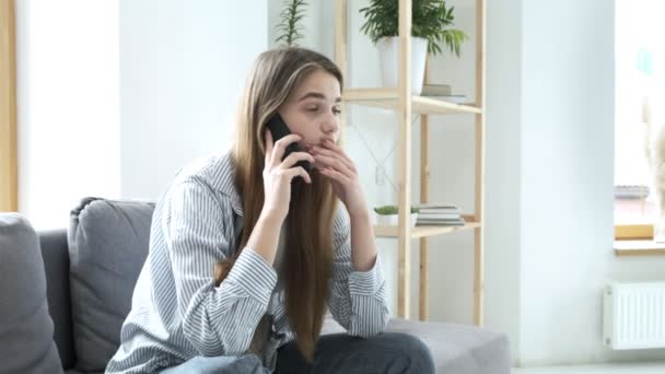Joven bonita chica hace llamada telefónica, se enoja y cuelga en la exasperación — Vídeos de Stock