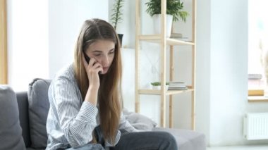 Kız telefonla şok edici bir haber alıyor, kafası karışıyor, şok geçiriyor.