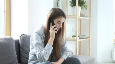Kız telefonla şok edici bir haber alıyor, kafası karışıyor, şok geçiriyor.