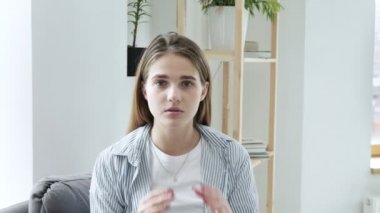 İnanılmaz bir şeyin şokunu ifade eden genç bir kadının akıl almaz tepkisi.