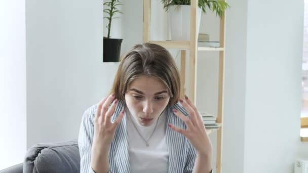 信じられない何かの衝撃を表現する若い女性の心の爆発的な反応 — ストック動画