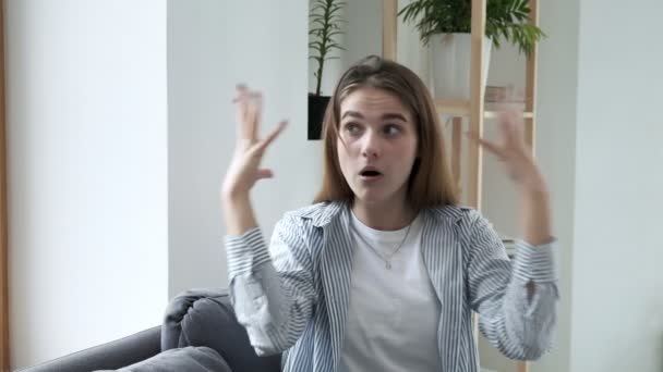 Geistesgegenwärtige Reaktion einer jungen Frau, die ihren Schock über etwas Unglaubliches ausdrückt — Stockvideo