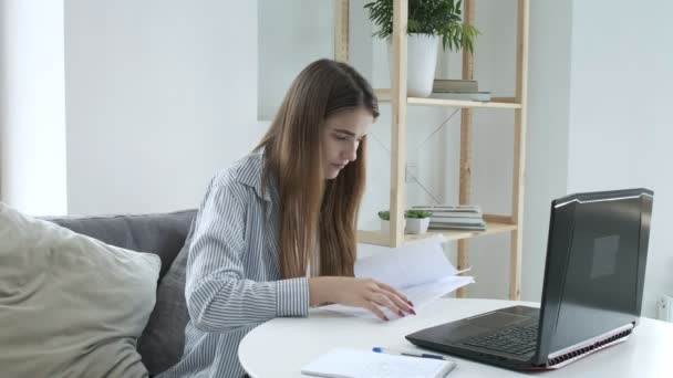 Dziewczyna sprawdza dokumenty, znajduje błąd, gniewnie rzuca pognieciony papier do laptopa — Wideo stockowe