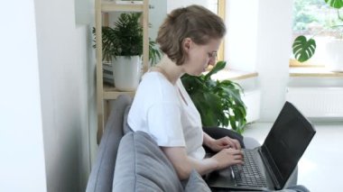 Stresli serbest kız dizüstü bilgisayarla beklenmedik bir sorunu var, düzeltmeye çalışıyor.