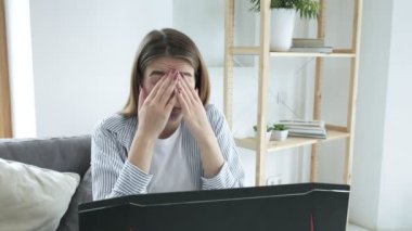 Çekici, genç, yorgun, serbest çalışan kız işini bitirir, dizüstü bilgisayarını kapatır.