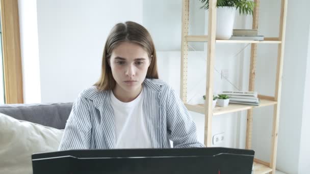Houkutteleva nuori väsynyt freelancer tyttö viimeistelee työnsä, sulkee kannettavan tietokoneen — kuvapankkivideo