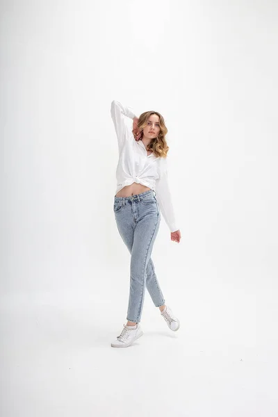 Jovem caucasiano menina na camisa, jeans, isolado no fundo branco posando — Fotografia de Stock