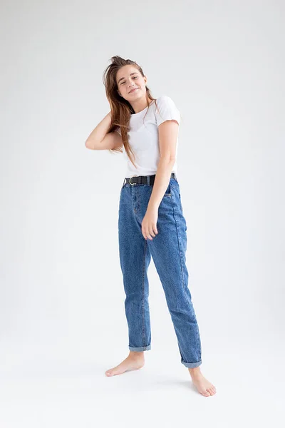 Jeune femme caucasienne en t-shirt et jean bleu isolé sur fond blanc — Photo