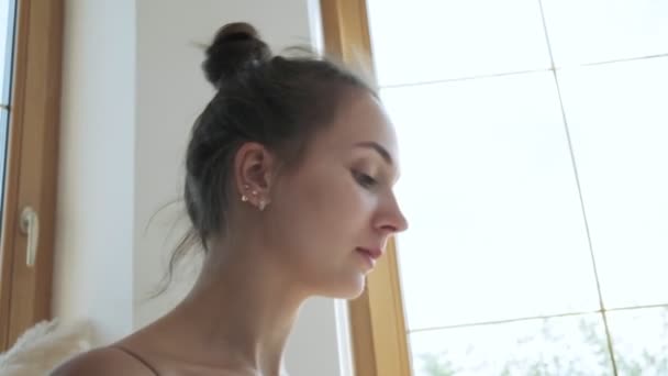 Ung kaukasisk kvinna släcker sin törst. flicka dricker vatten från rosa flaska — Stockvideo