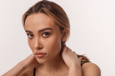 Beyaz arka planda uzun saçlı seksi Asyalı kadın portresi