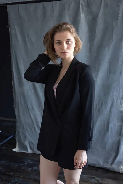 Retrato de mujer joven caucásica con pelo corto posando en chaqueta de traje negro —  Fotos de Stock