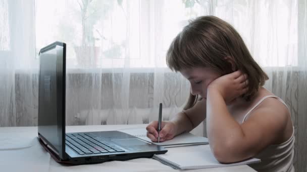 Girl studies w domu z korepetytorem internetowym, edukacja online, video call tutoring — Wideo stockowe