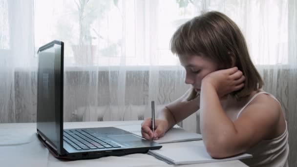 Menina estudos em casa com internet tutor, educação on-line, vídeo chamada tutoria — Vídeo de Stock