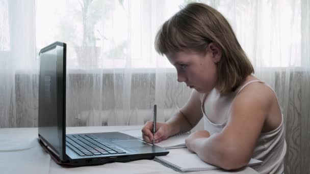Menina estudos em casa com internet tutor, educação on-line, vídeo chamada tutoria — Vídeo de Stock