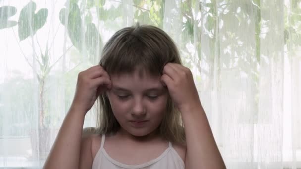 Reacción alucinante de una chica expresando su conmoción por algo increíble — Vídeos de Stock