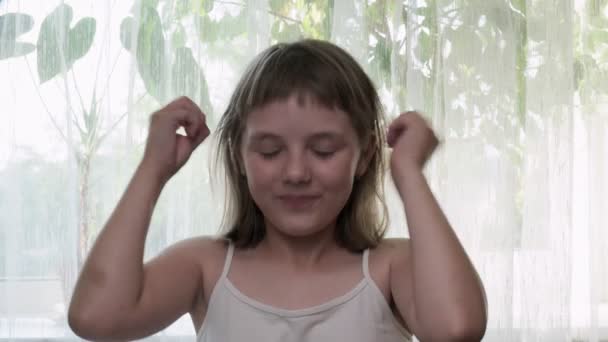 Ohromná reakce dívky vyjadřující její šok z něčeho neuvěřitelného — Stock video